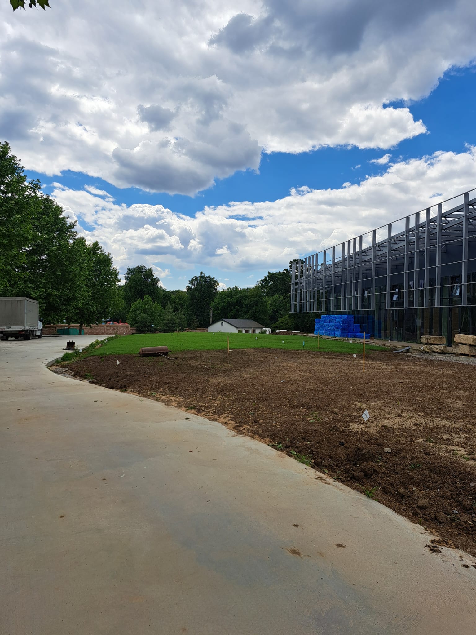 Curte cu gazon verde și irigare îngropată